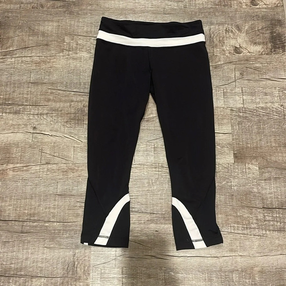 Lululemon - Run: Inspire Crop II - Black / White - Size 6 - Gently Used!! - Picture 4 of 11